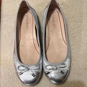 Vionic Silver Minna Slip In Ballet Flats Size 7.5 EUC